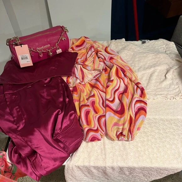 Pink and White Clothing Bundle good for vacation - Picture 2 of 3